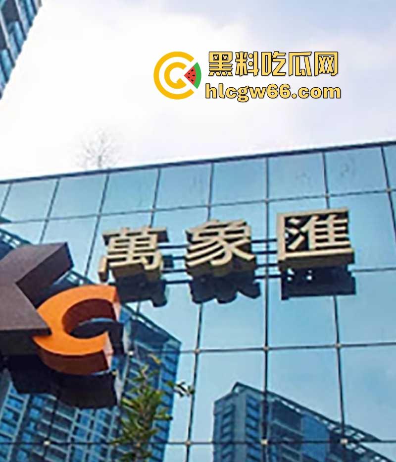 深圳布吉 万象汇 男保洁偷窥女厕所当场被抓 厕所门下惊现男脸 场面惊悚堪比恐怖片!-2