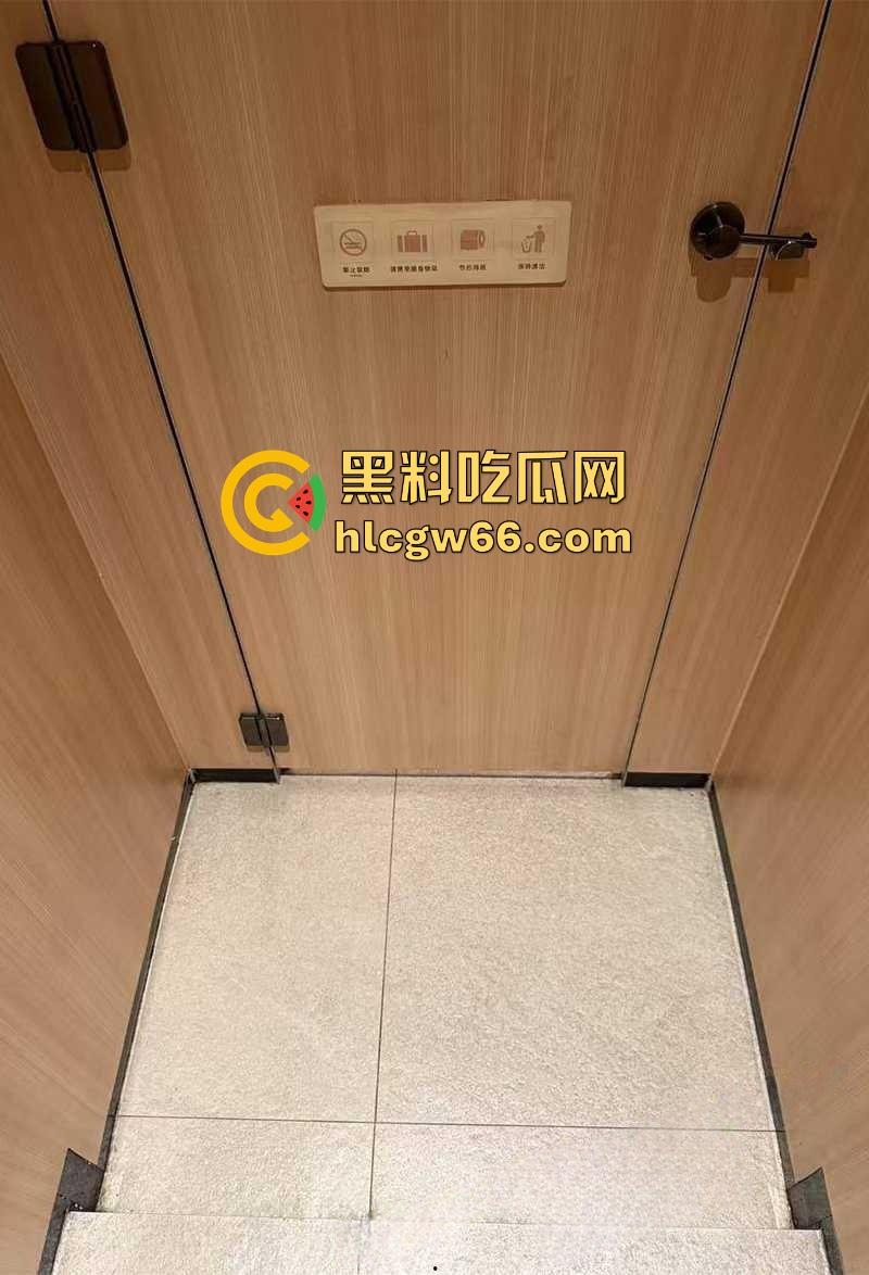 深圳布吉 万象汇 男保洁偷窥女厕所当场被抓 厕所门下惊现男脸 场面惊悚堪比恐怖片!-3