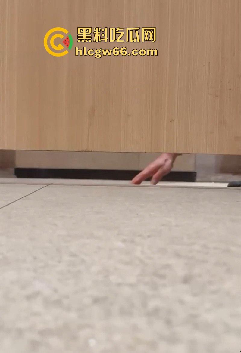 深圳布吉 万象汇 男保洁偷窥女厕所当场被抓 厕所门下惊现男脸 场面惊悚堪比恐怖片!-5