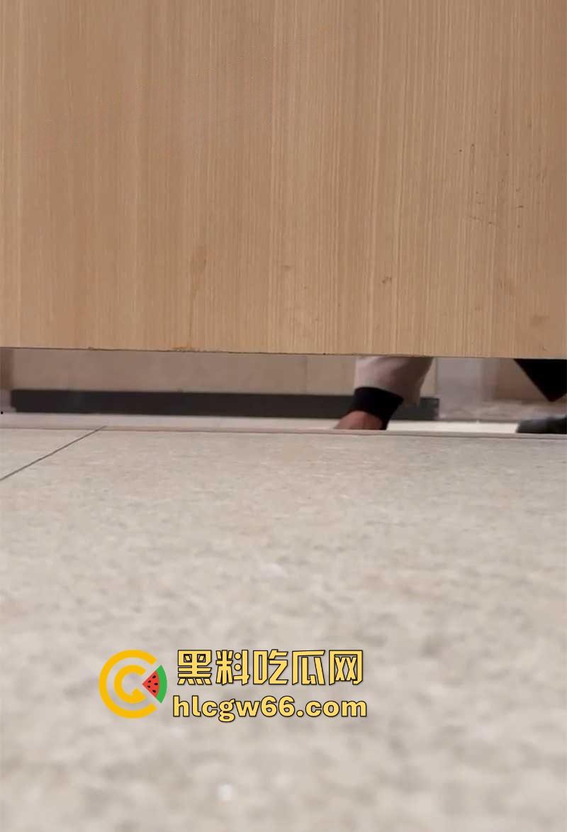 深圳布吉 万象汇 男保洁偷窥女厕所当场被抓 厕所门下惊现男脸 场面惊悚堪比恐怖片!-6