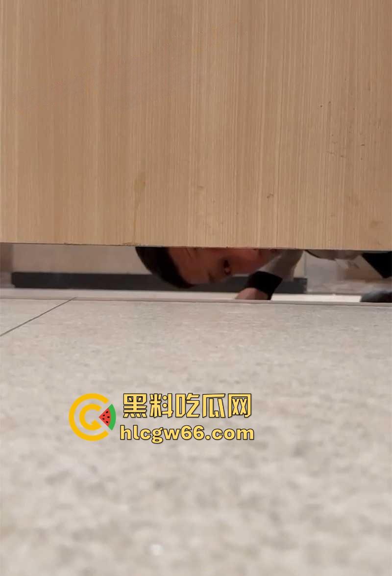 深圳布吉 万象汇 男保洁偷窥女厕所当场被抓 厕所门下惊现男脸 场面惊悚堪比恐怖片!-7
