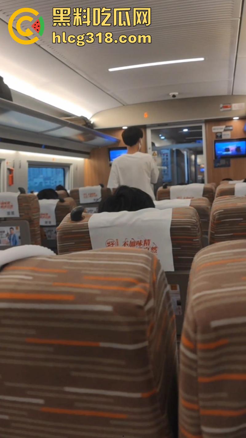 带女友无内裤出门旅游，高铁上一言不合吃鸡巴，舔转嘬含样样精通，还露出翘臀随意玩穴！-1