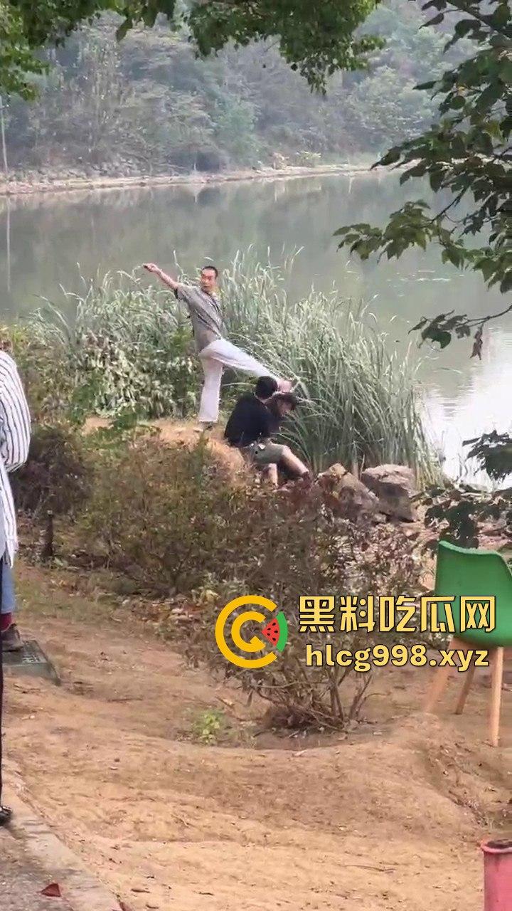 武汉狂躁男东湖发疯,打黑衣男打成筛子,女生鞋子手机丢湖里,差点逼得她跳水自尽!-1
