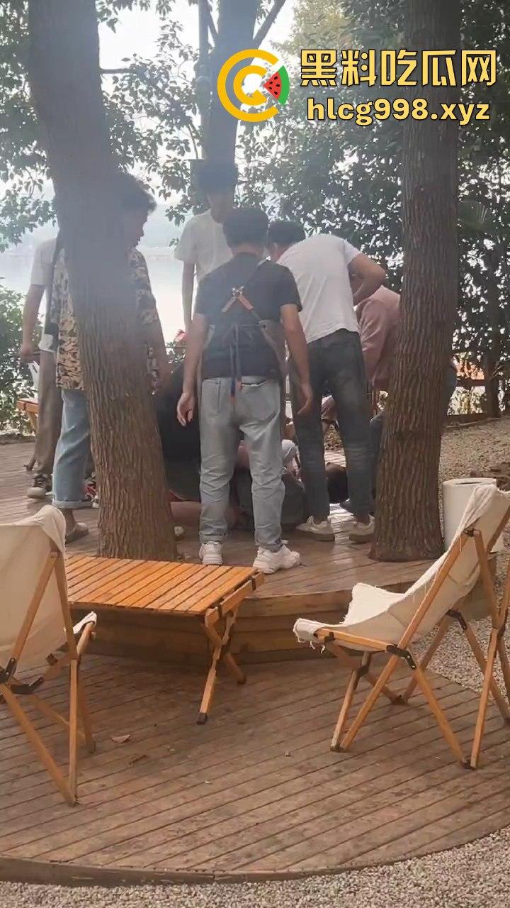 武汉狂躁男东湖发疯,打黑衣男打成筛子,女生鞋子手机丢湖里,差点逼得她跳水自尽!-3