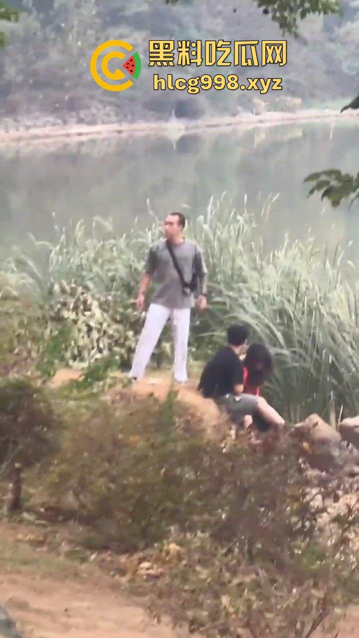 武汉狂躁男东湖发疯,打黑衣男打成筛子,女生鞋子手机丢湖里,差点逼得她跳水自尽!-5