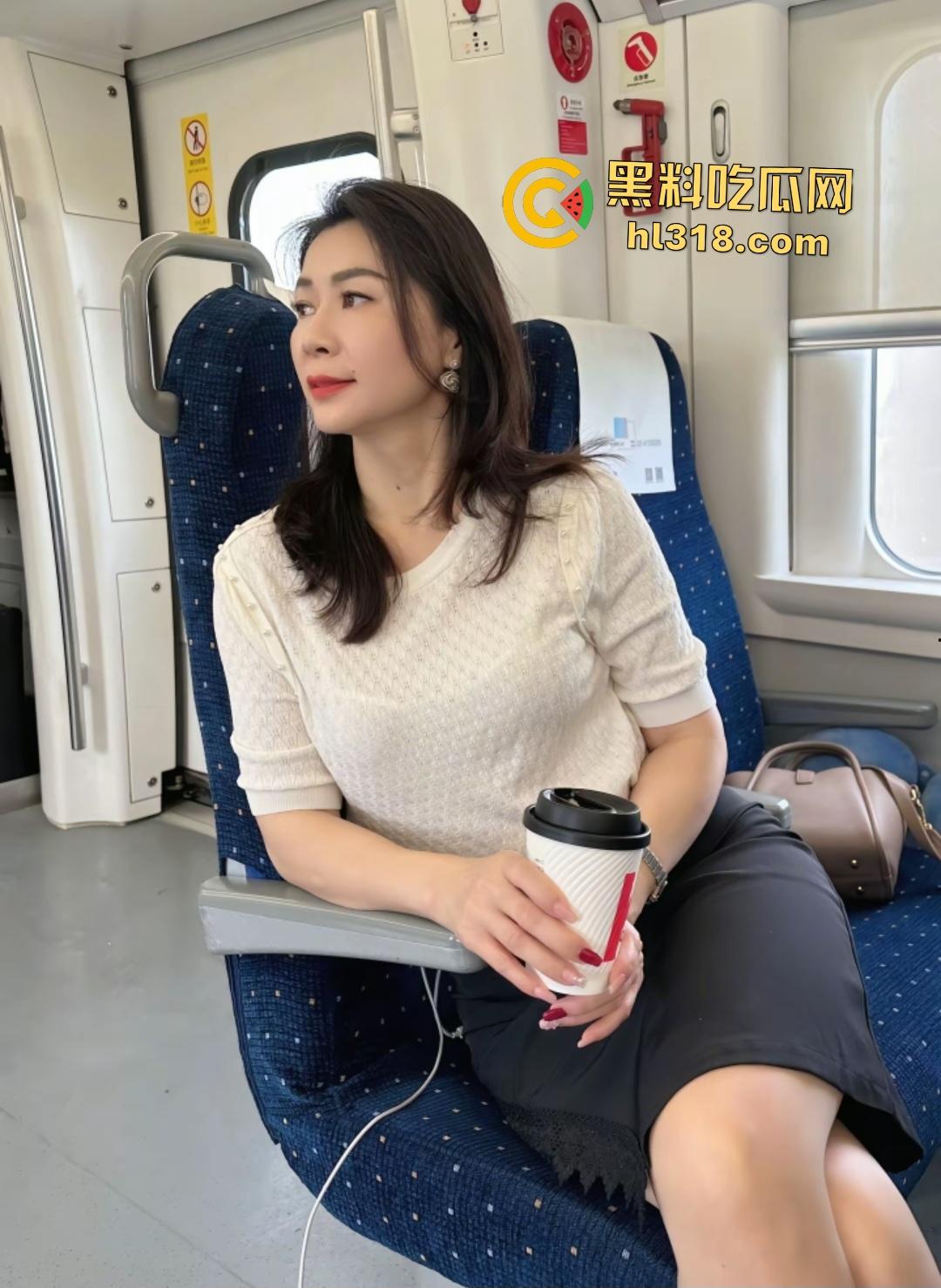 广东人妻【桃子熟了】化身淫妇喷水狂潮，丝袜美足勾魂，鸡吧震动棒双管齐下，后入啪啪奶子吊着累！-2