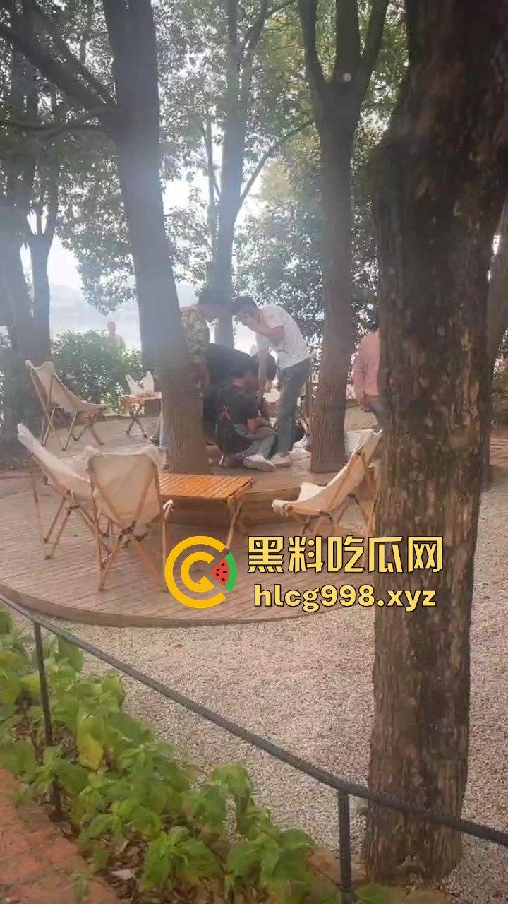 武汉狂躁男东湖发疯,打黑衣男打成筛子,女生鞋子手机丢湖里,差点逼得她跳水自尽!-8