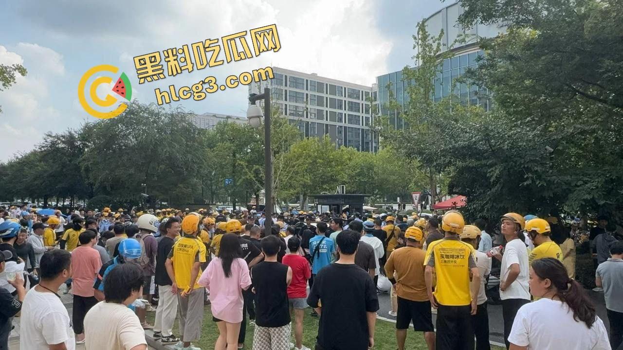 杭州西溪世纪中心 兼职女大学生外卖员踩到围栏 被保安拔钥匙罚款200 女学生下跪求放过 引来余杭全部外卖员鸣不平!-13