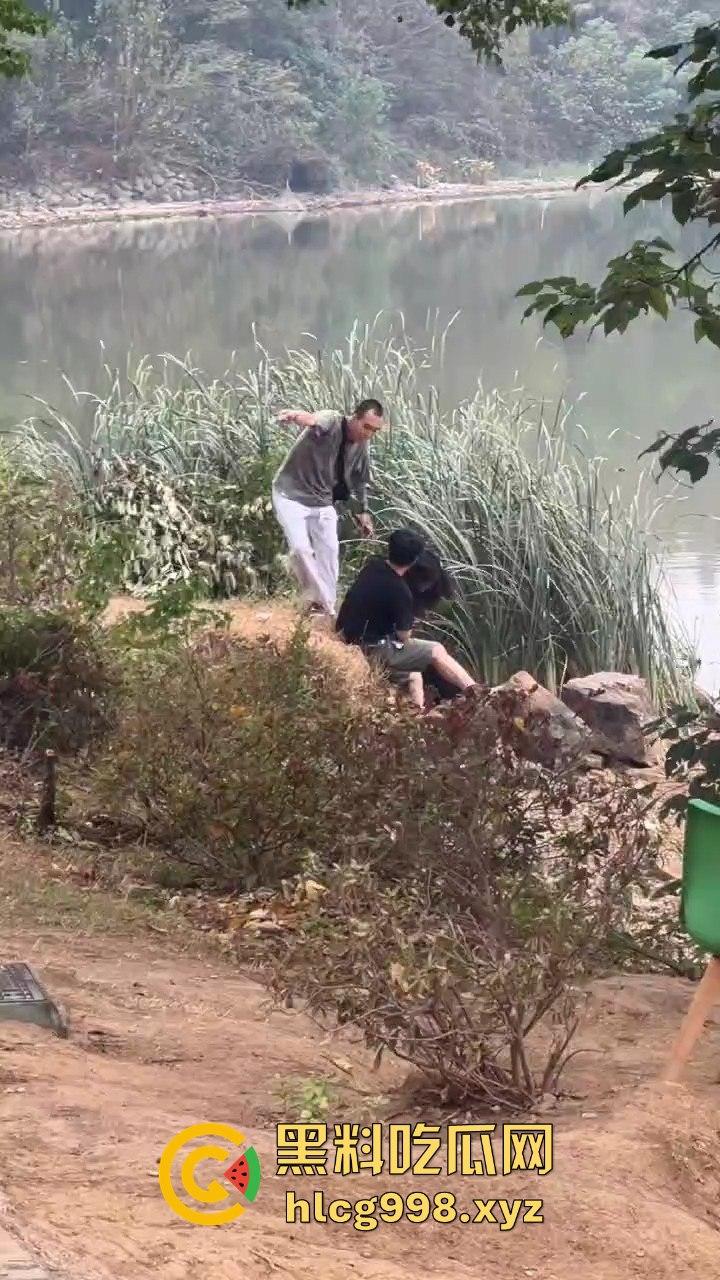 武汉狂躁男东湖发疯,打黑衣男打成筛子,女生鞋子手机丢湖里,差点逼得她跳水自尽!-9