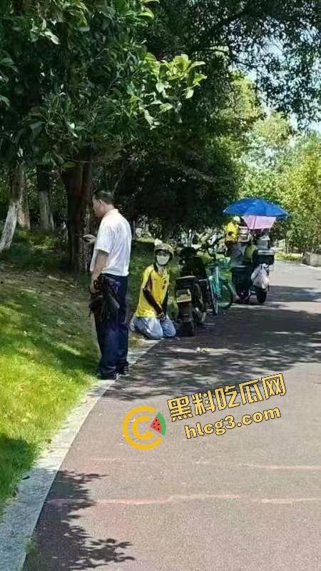 杭州西溪世纪中心 兼职女大学生外卖员踩到围栏 被保安拔钥匙罚款200 女学生下跪求放过 引来余杭全部外卖员鸣不平!-14