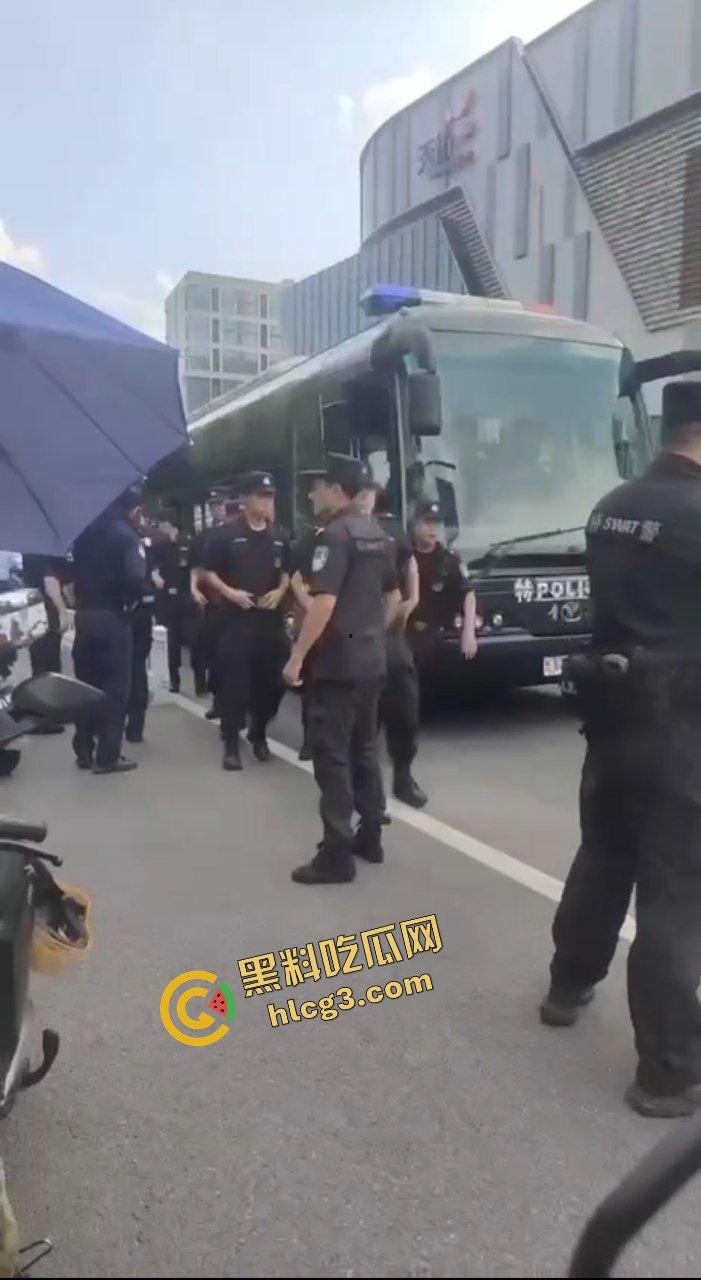 杭州西溪世纪中心 兼职女大学生外卖员踩到围栏 被保安拔钥匙罚款200 女学生下跪求放过 引来余杭全部外卖员鸣不平!-15