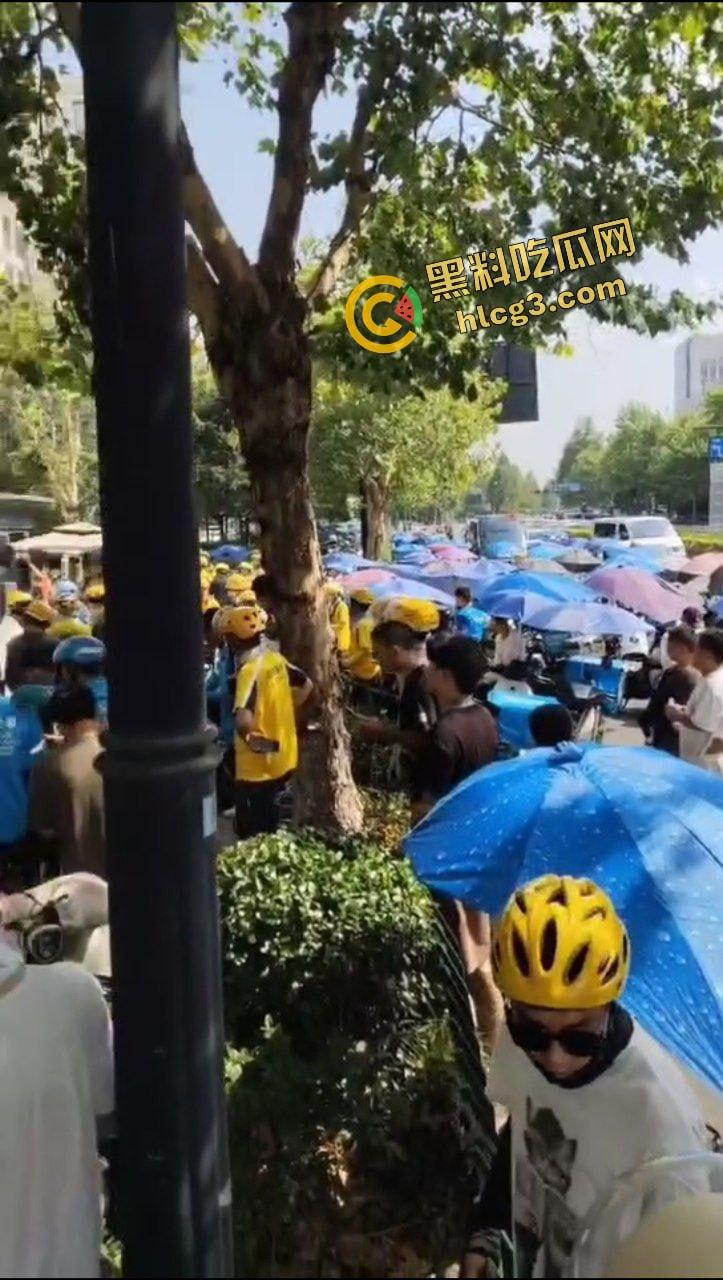 杭州西溪世纪中心 兼职女大学生外卖员踩到围栏 被保安拔钥匙罚款200 女学生下跪求放过 引来余杭全部外卖员鸣不平!-16