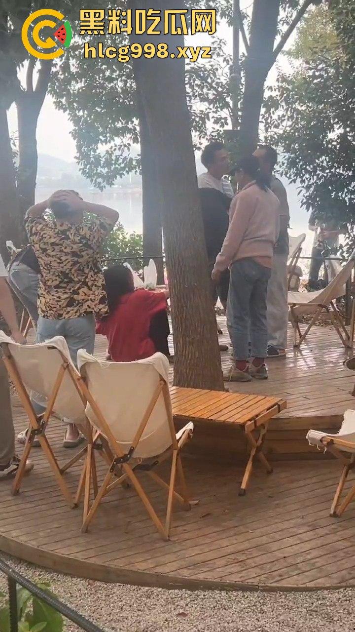 武汉狂躁男东湖发疯,打黑衣男打成筛子,女生鞋子手机丢湖里,差点逼得她跳水自尽!-12