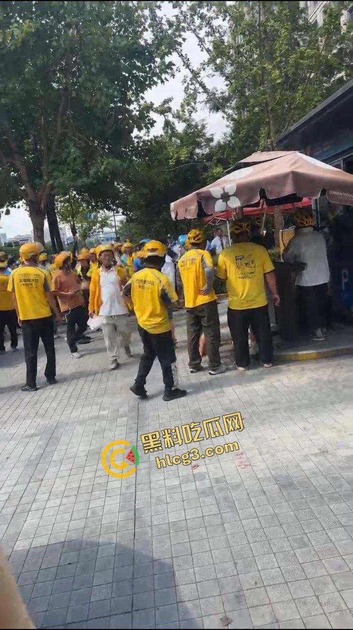 杭州西溪世纪中心 兼职女大学生外卖员踩到围栏 被保安拔钥匙罚款200 女学生下跪求放过 引来余杭全部外卖员鸣不平!-17