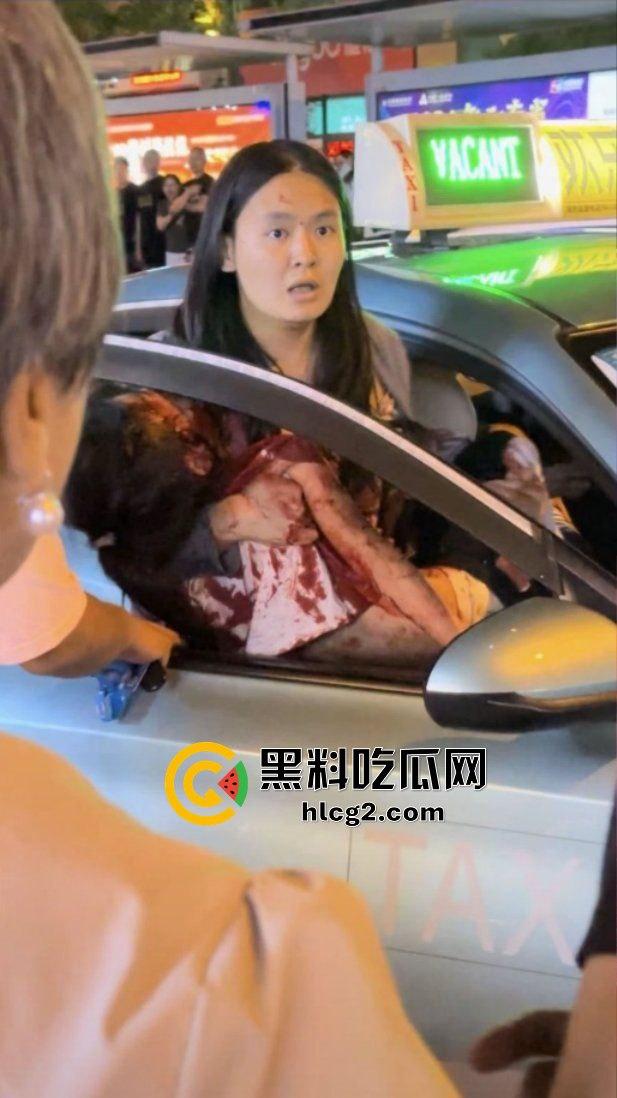 云南昆明一商铺广告牌设施坠落 导致现场7伤3死!一宝妈两个女儿被砸的头破血流 自述经历泣不成声!-7