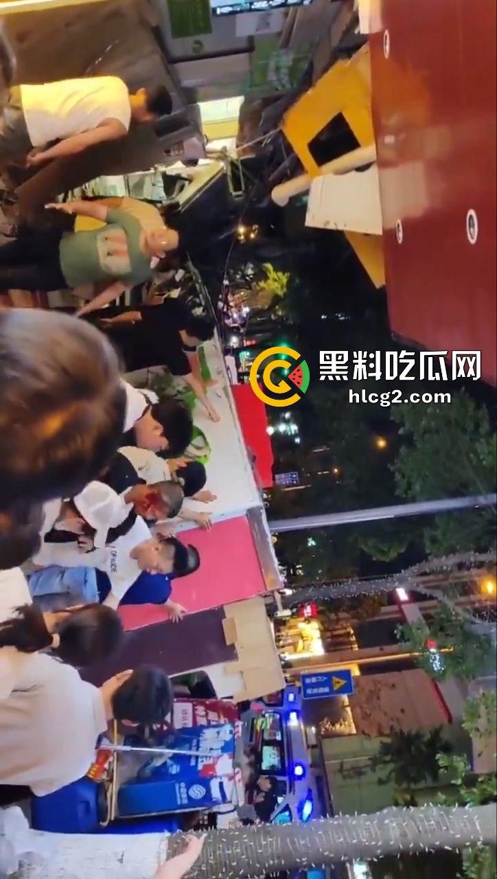 云南昆明一商铺广告牌设施坠落 导致现场7伤3死!一宝妈两个女儿被砸的头破血流 自述经历泣不成声!-10