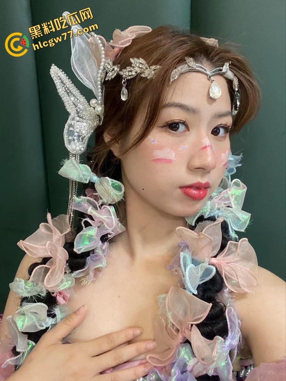 珠海幼师【刘欢欢】,野外露出粉鲍群P,SM调教淫叫震天,只为完成主人的任务!-1