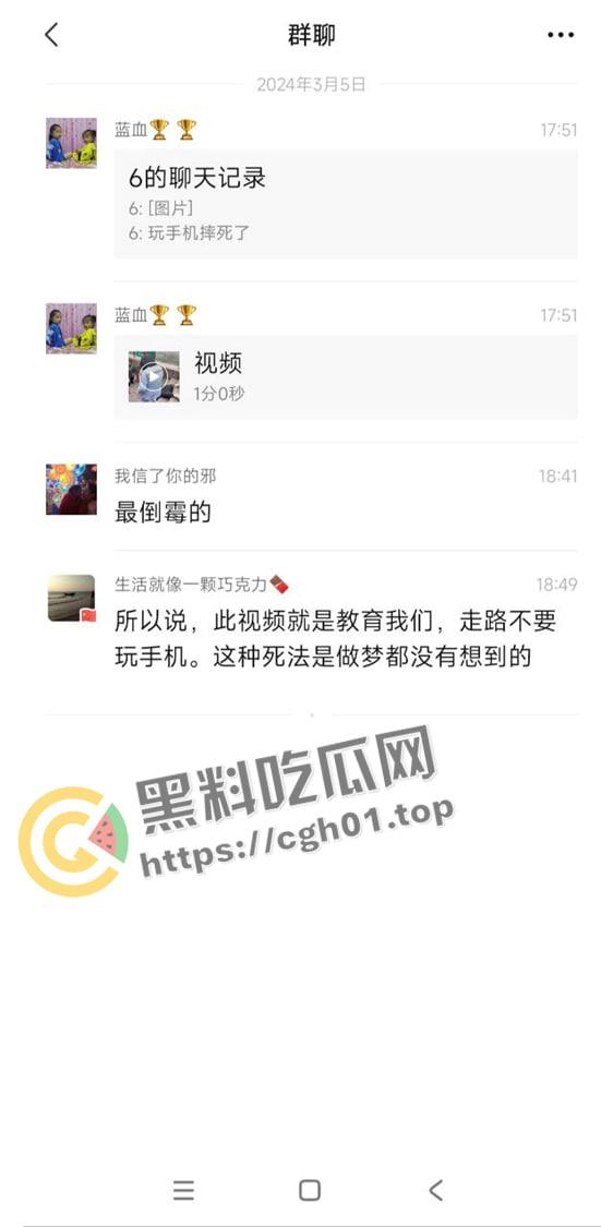 成都地铁女低头看手机不看路在楼梯栽下摔死 脑袋摔开瓢了 现场血腥画面流出-2