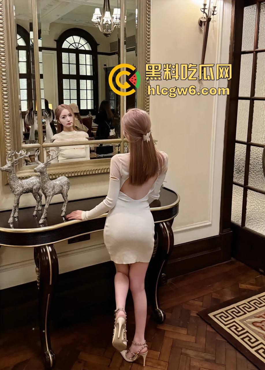 秦皇岛反差眼镜学妹【楚婉清】雅照疯传,摘下眼镜直接解开封印,狗链栓脖满地爬,宿舍窗帘前大玩自慰!-9