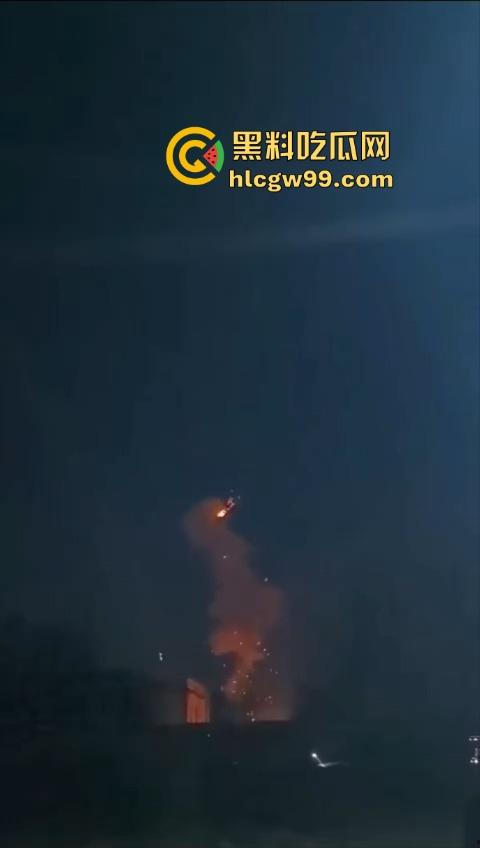 烟花爆炸翻车,观众变成靶子,本来看烟花秀,结果被烟花秀了一脸,慢一步直接喷成烟火人!-2