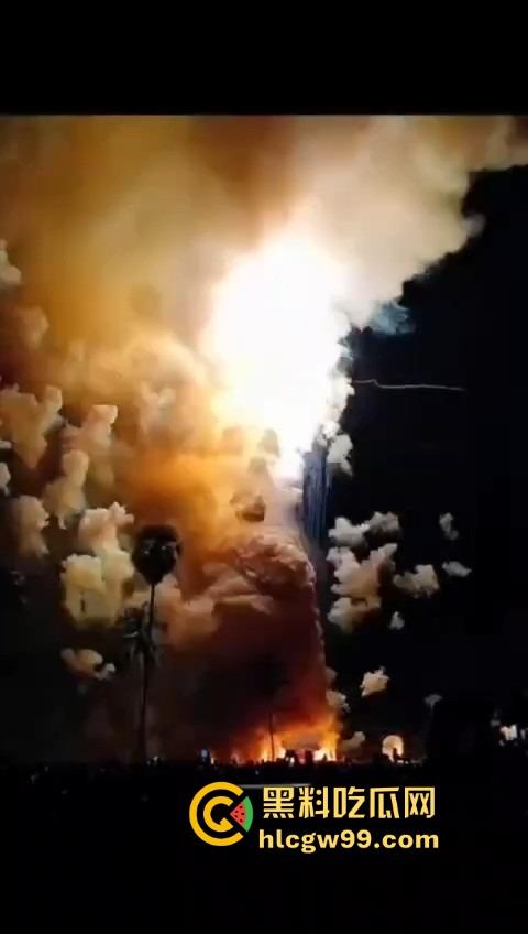 烟花爆炸翻车,观众变成靶子,本来看烟花秀,结果被烟花秀了一脸,慢一步直接喷成烟火人!-10