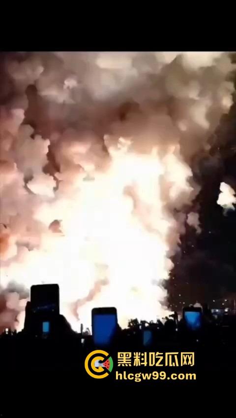 烟花爆炸翻车,观众变成靶子,本来看烟花秀,结果被烟花秀了一脸,慢一步直接喷成烟火人!-12