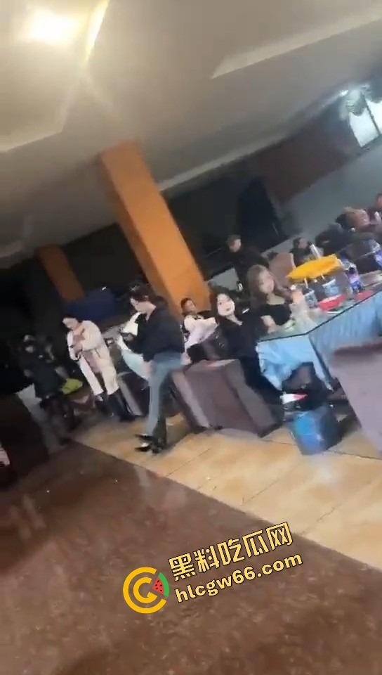 绵阳大青龙曝光,舞厅全关它还顶楼海选200一炮,出租车排百米,开房现场像炮展会!-8