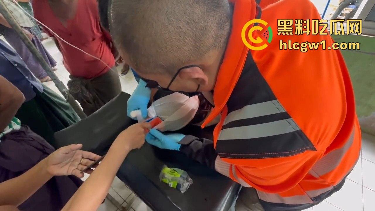 妙瓦底一女孩头部被刀插入!竹片墙掉刀酿惨剧,紧急送往泰国湄索医院!-3