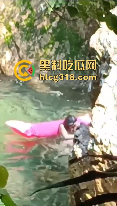 广东清远漂流惊现情侣水中干炮,女上男下疯狂骑乘,随着水浪节奏而动,画面刺激!-6
