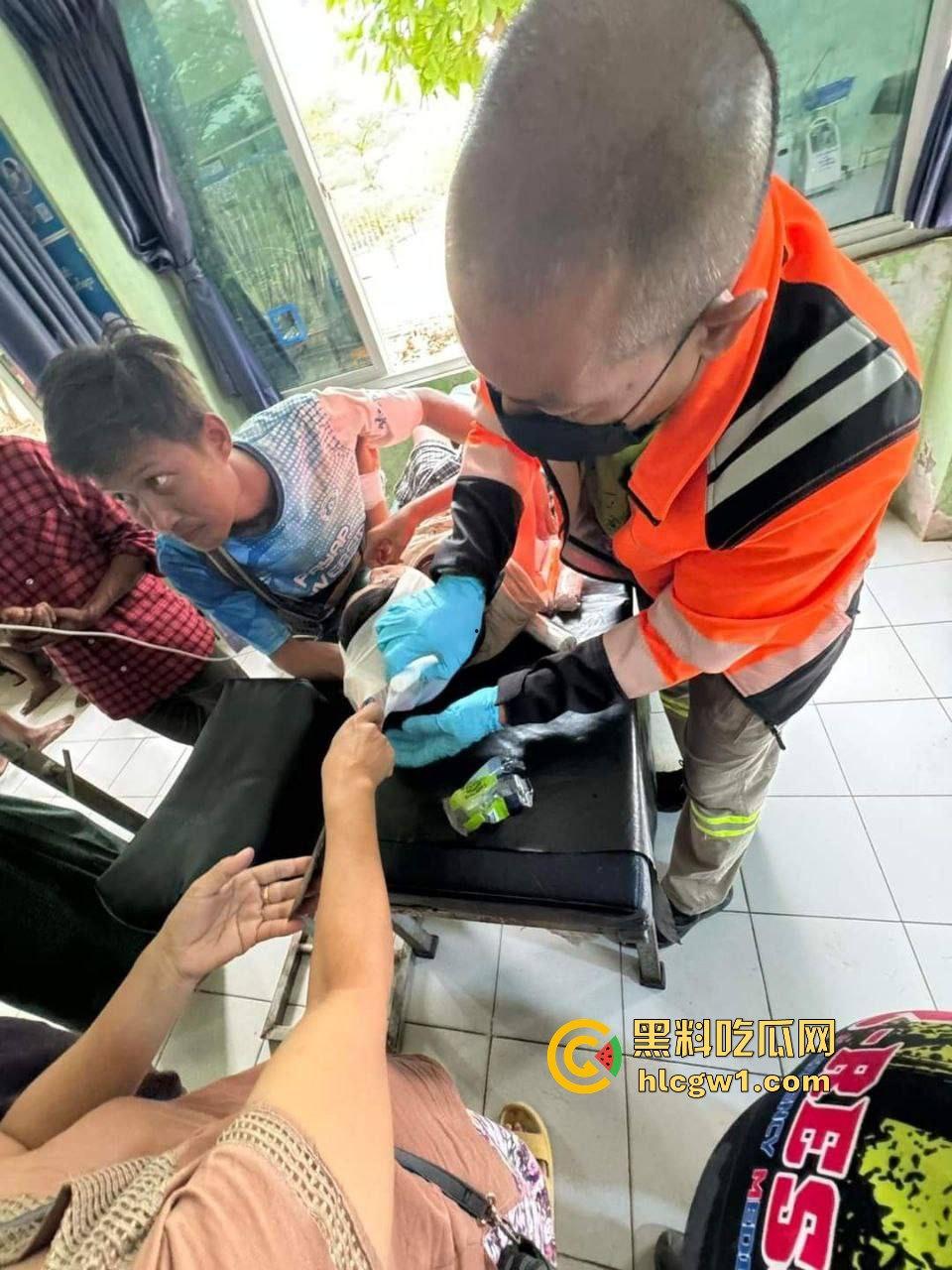 妙瓦底一女孩头部被刀插入!竹片墙掉刀酿惨剧,紧急送往泰国湄索医院!-11