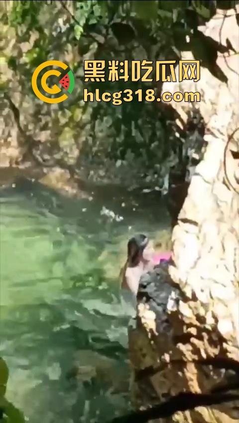 广东清远漂流惊现情侣水中干炮,女上男下疯狂骑乘,随着水浪节奏而动,画面刺激!-7