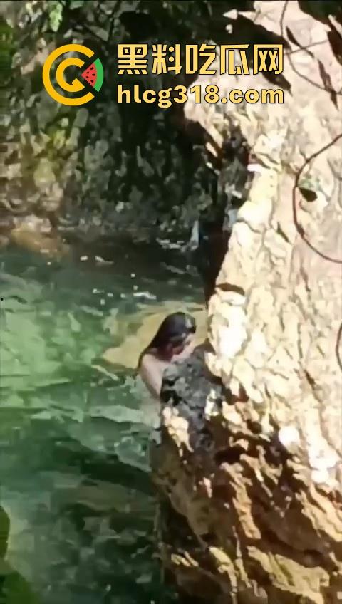 广东清远漂流惊现情侣水中干炮,女上男下疯狂骑乘,随着水浪节奏而动,画面刺激!-8