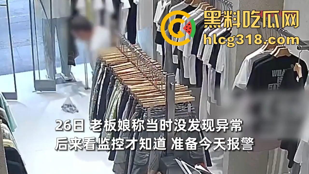 四川资阳一男子爬进服装店自慰，对着地板裸漏鸡巴摩擦，这是什么奇葩操作憋太久了？-7