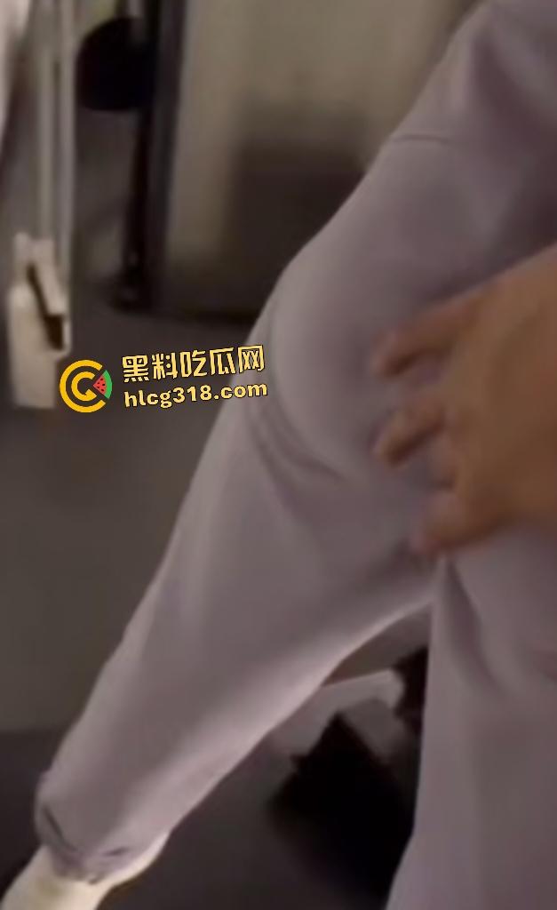 健身教练指导女会员深蹲竟上手摸臀扣逼!会员默不作声继续训练,看来晚上避免不了有一场大战发生!-8