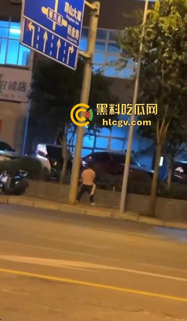 柳州醉酒女子街头遭当众侵犯!人来人往却无人制止,路人冷漠围观拍下全过程!深夜街头直播令人发指!-14