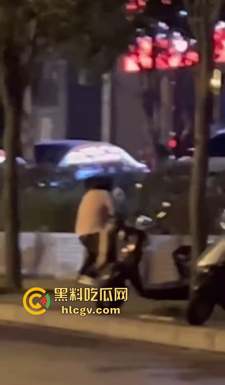 柳州醉酒女子街头遭当众侵犯!人来人往却无人制止,路人冷漠围观拍下全过程!深夜街头直播令人发指!-15