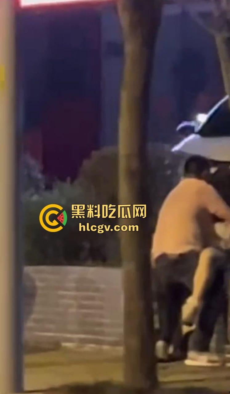 柳州醉酒女子街头遭当众侵犯!人来人往却无人制止,路人冷漠围观拍下全过程!深夜街头直播令人发指!-17