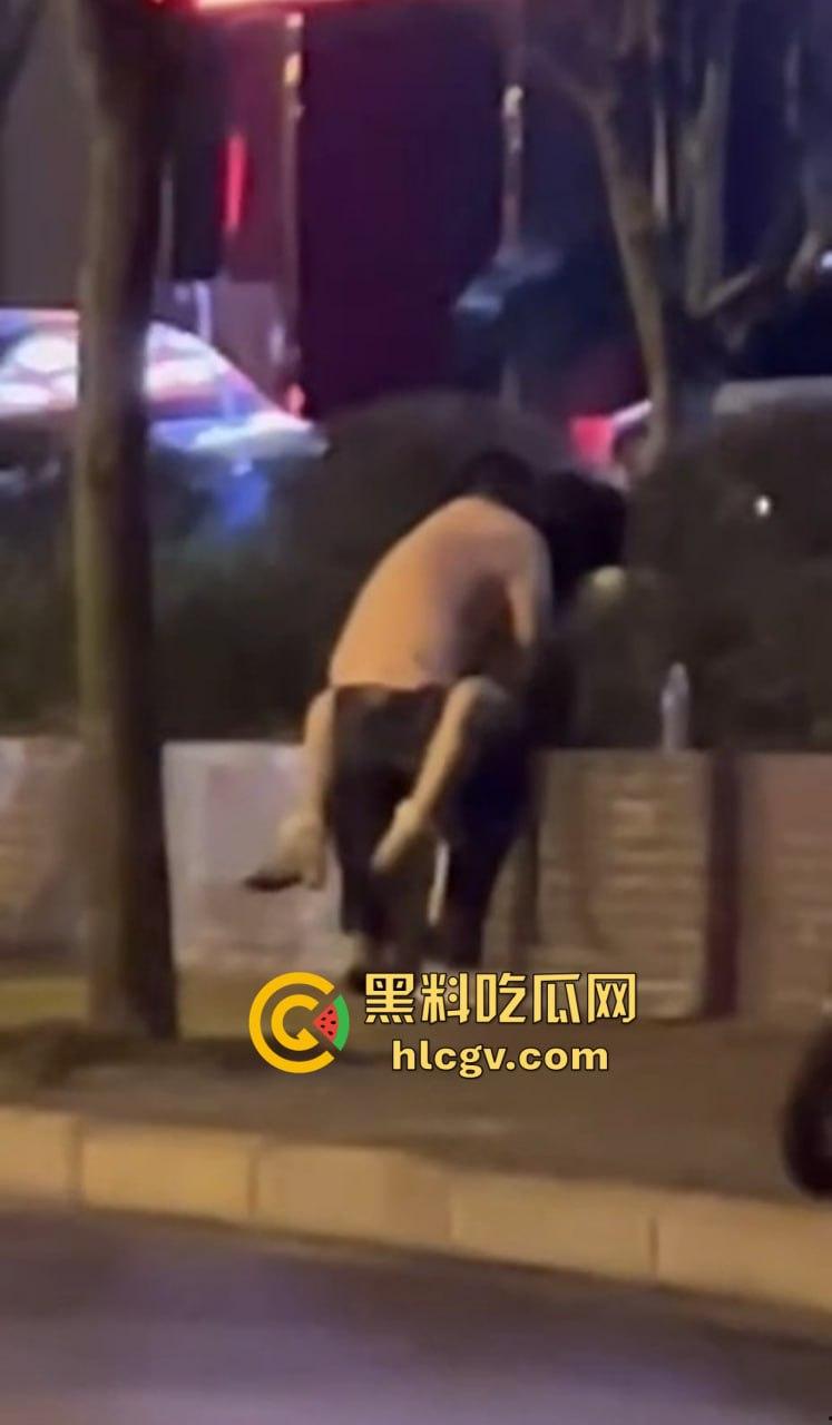 柳州醉酒女子街头遭当众侵犯!人来人往却无人制止,路人冷漠围观拍下全过程!深夜街头直播令人发指!-18