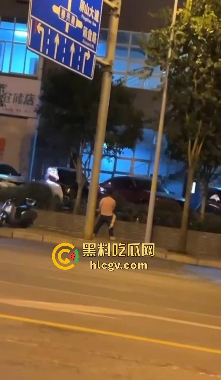 柳州醉酒女子街头遭当众侵犯!人来人往却无人制止,路人冷漠围观拍下全过程!深夜街头直播令人发指!-19