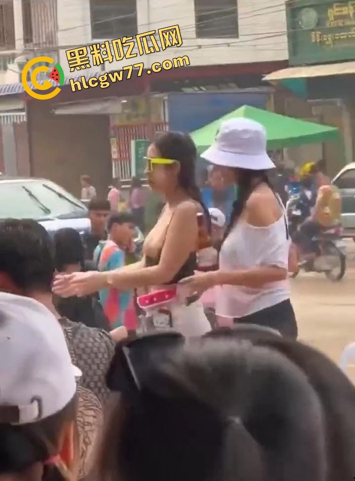 柬埔寨泼水节炸裂 绿框眼镜白奶极品妹子当街脱奶罩裸舞 巨乳摇爆全场 活菩萨级骚到飞起!-3