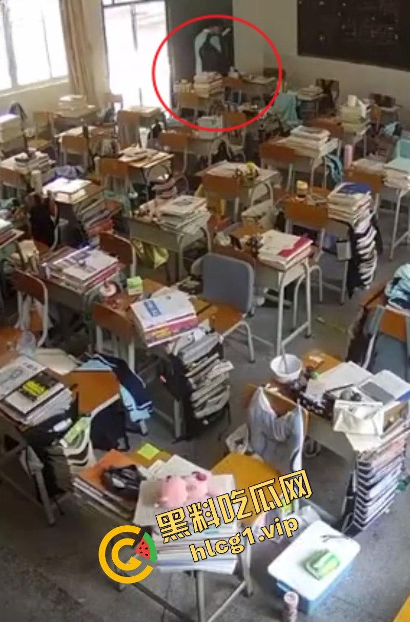 看的出来哥们是饥渴了!广东佛山三水华侨中学 王智帅 用女生的外套撸管!-6