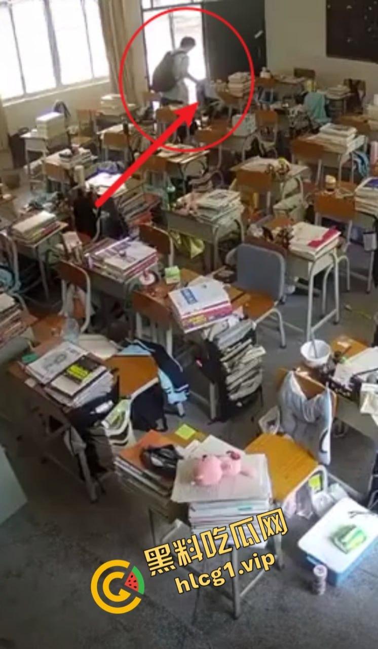 看的出来哥们是饥渴了!广东佛山三水华侨中学 王智帅 用女生的外套撸管!-7