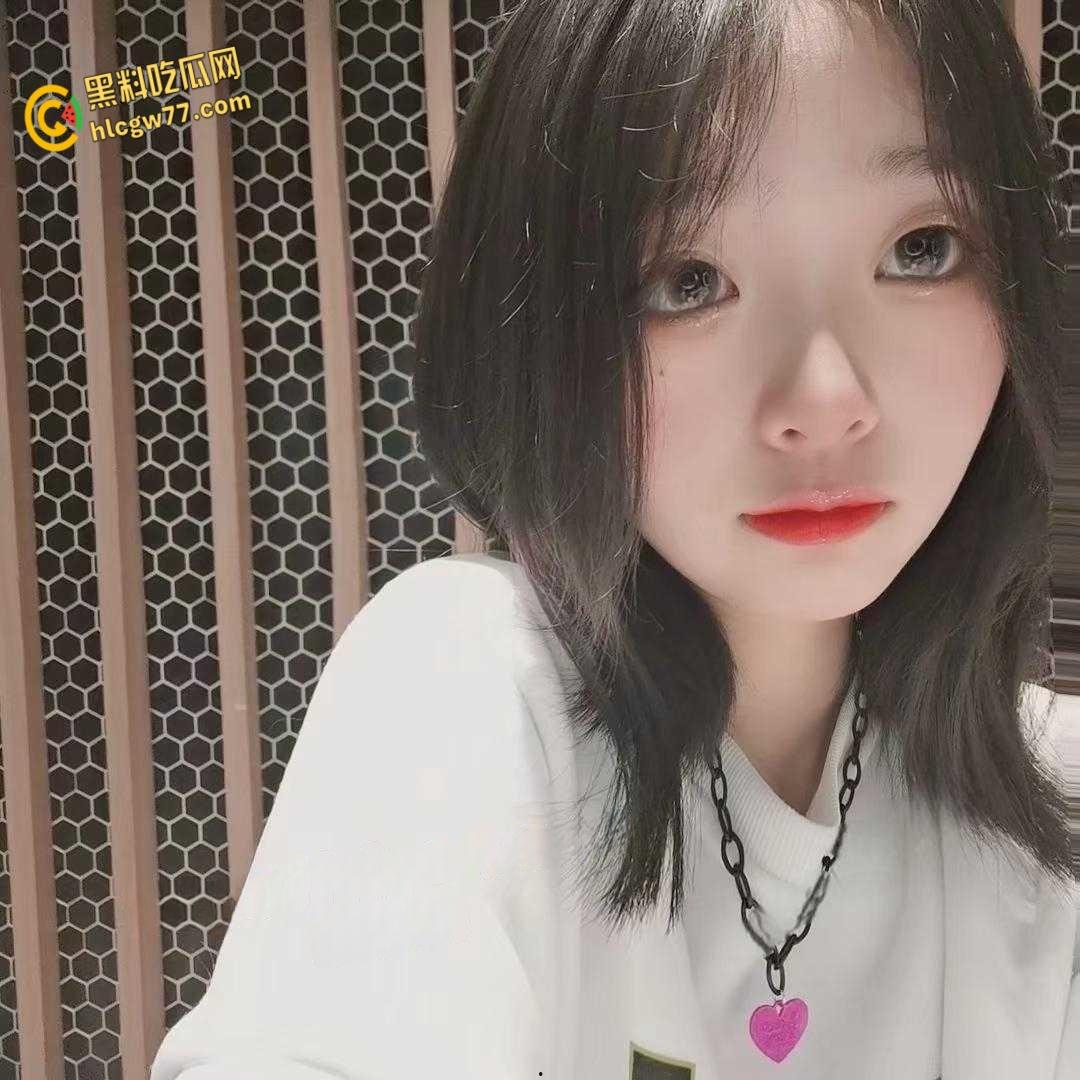 双飞学生妹爱足交不爱性交, 两清纯学生妹被大叔双飞足交玩弄, 浪费女性资源这种行为是可耻的 !-1