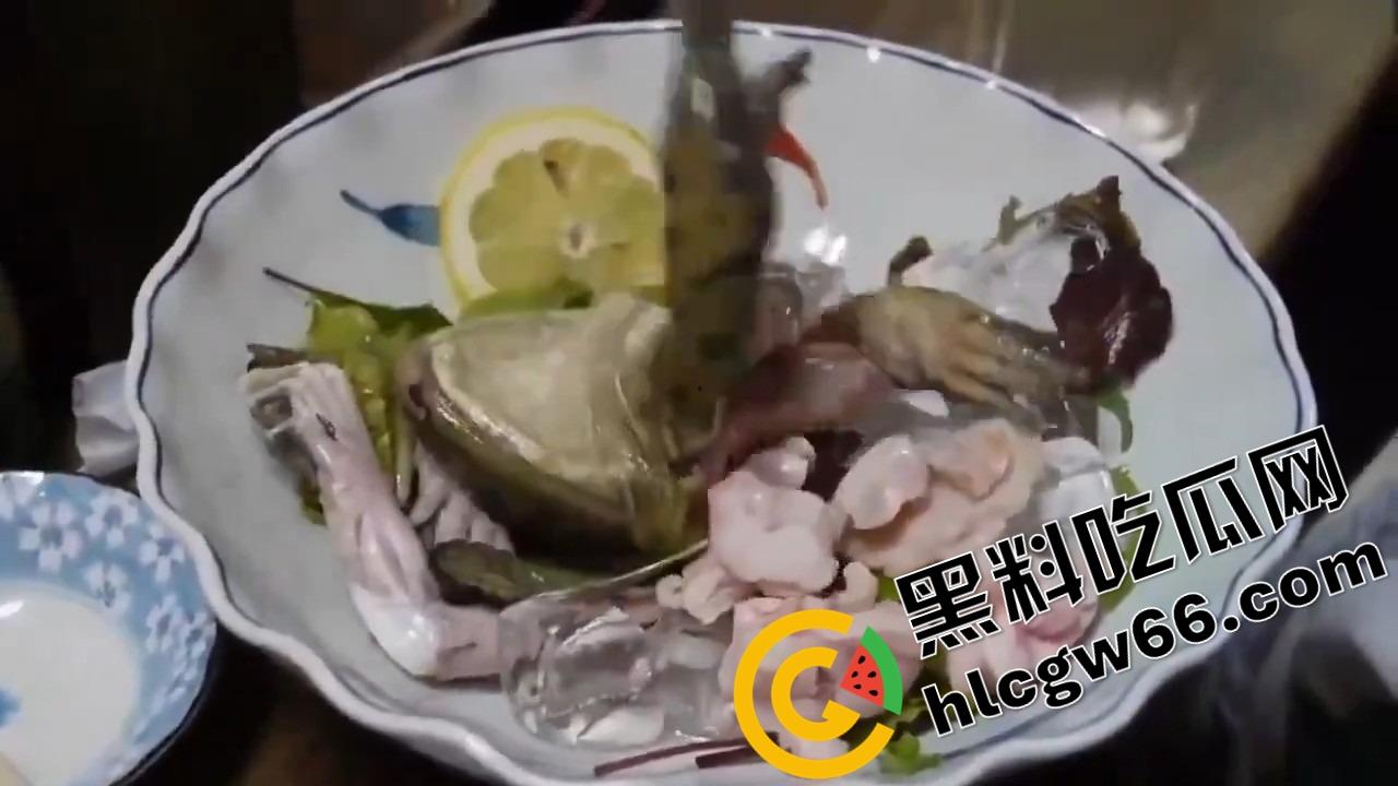 蛙蛙刺身，现杀现吃！上半身还在挣扎，下半身已经下肚，小日子这口味是真敢整！-8