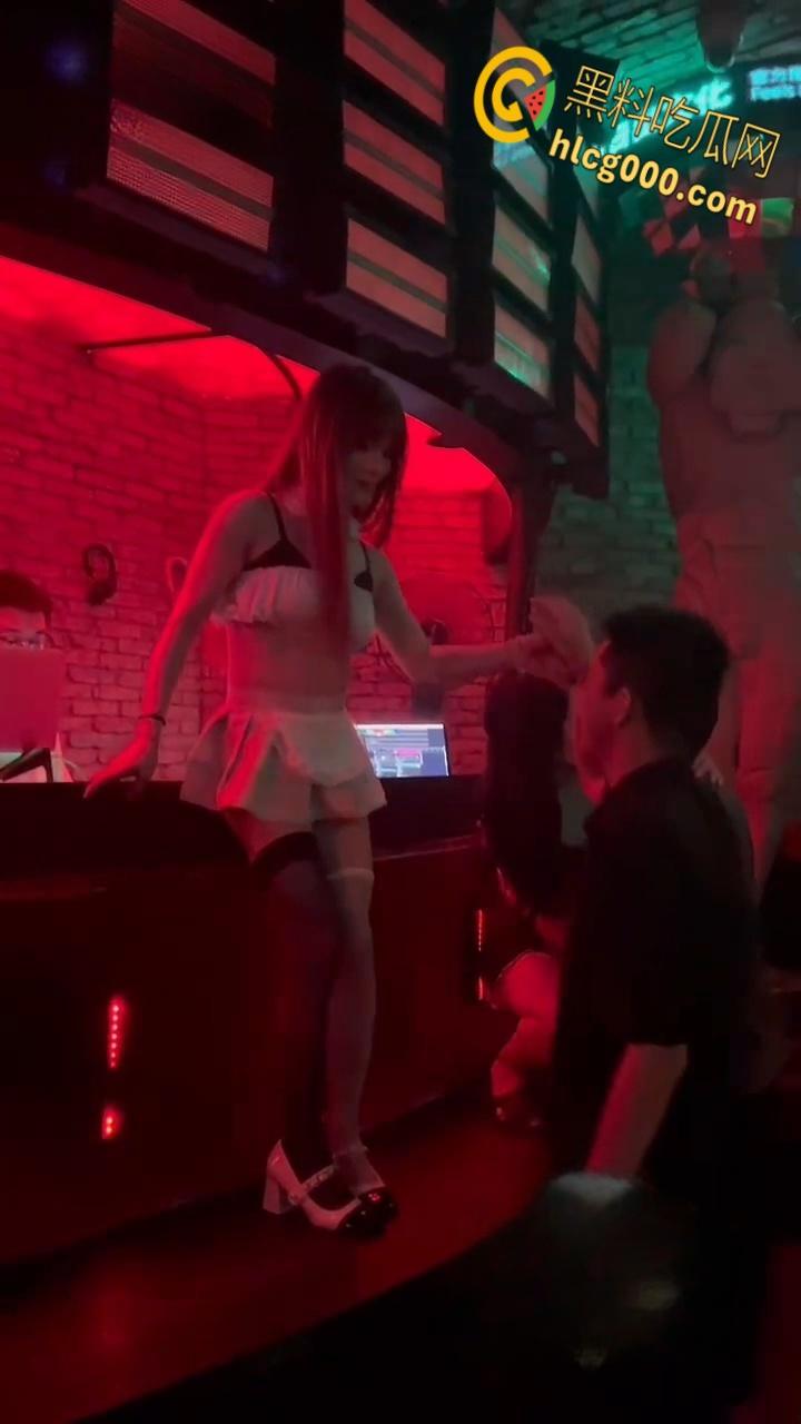 长沙酒吧爽翻天！嗨歌劲爆短裙热舞，亲嘴摸奶擦边撩骚，夜生活还得看长沙，都摸屌了这谁忍得住 ?-1