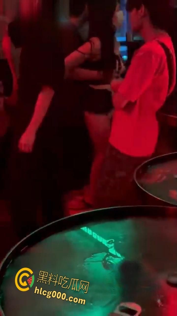 长沙酒吧爽翻天！嗨歌劲爆短裙热舞，亲嘴摸奶擦边撩骚，夜生活还得看长沙，都摸屌了这谁忍得住 ?-6