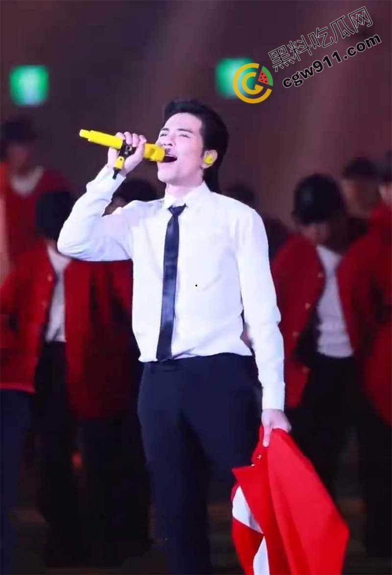 顶流歌星【萧敬腾】大巨蛋演唱会陷入“胯间危机”!因为动作太大,裤子都塌了,红内裤暴露惊呆歌迷-1