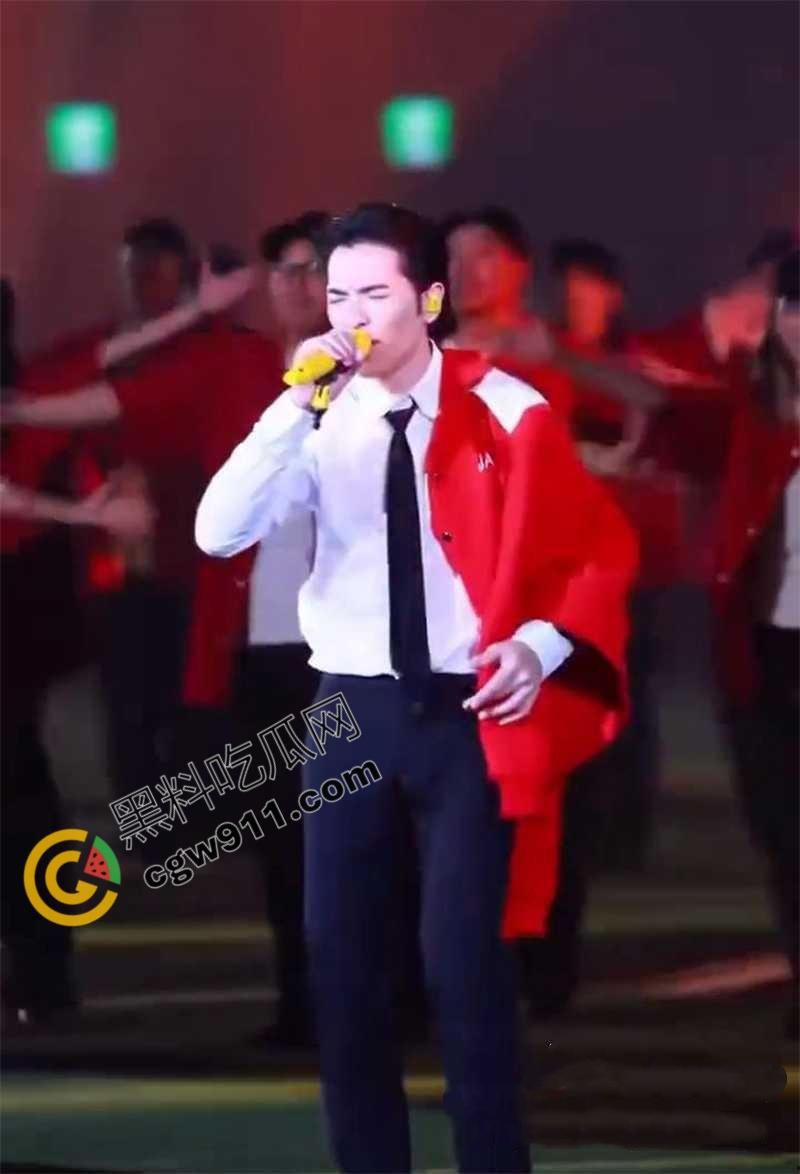 顶流歌星【萧敬腾】大巨蛋演唱会陷入“胯间危机”!因为动作太大,裤子都塌了,红内裤暴露惊呆歌迷-5