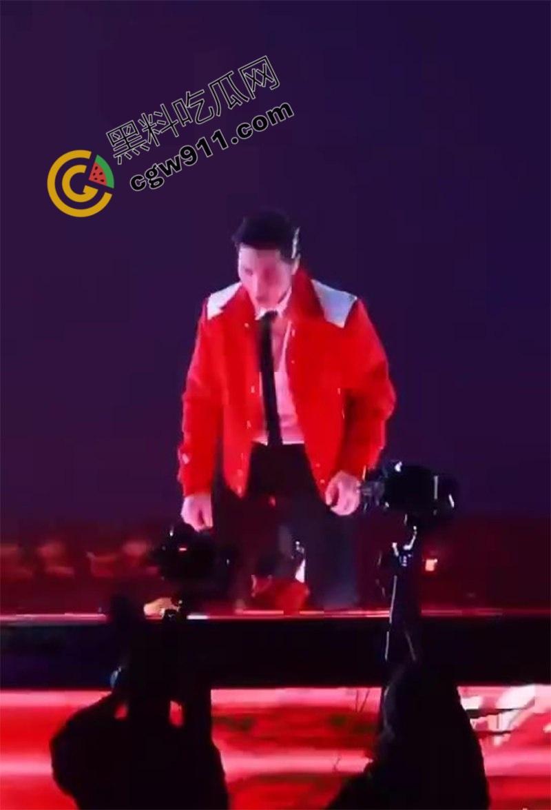 顶流歌星【萧敬腾】大巨蛋演唱会陷入“胯间危机”!因为动作太大,裤子都塌了,红内裤暴露惊呆歌迷-6