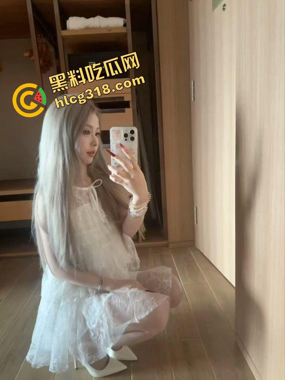 南昌技校大长腿学姐『赵曼曼』骚脚白虎夹屌被操到喷水,大长腿架头顶姿势真他妈绝,内射姿势太骚了!-2